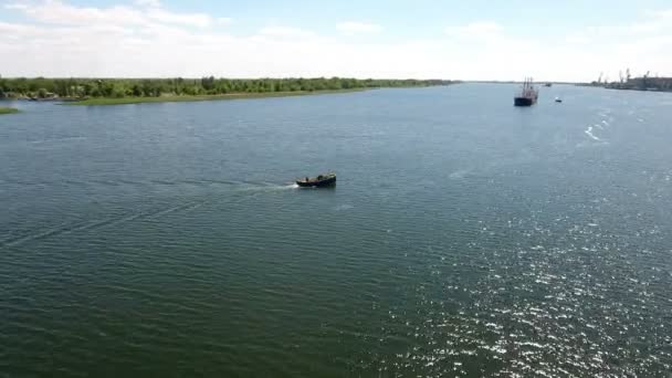 空中射击的船只沿到赫尔松端口 Dnipro 漂浮在晴朗的一天 — 图库视频影像