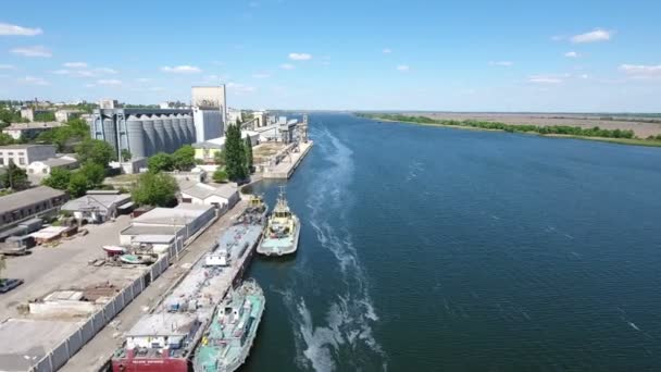 Foto aérea del Dnipro y su hermoso muelle con barcos turísticos en verano — Vídeos de Stock