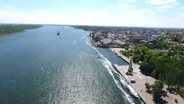 ドニプロと晴れた日に、ヘルソン市堤防の空中ショット — ストック動画