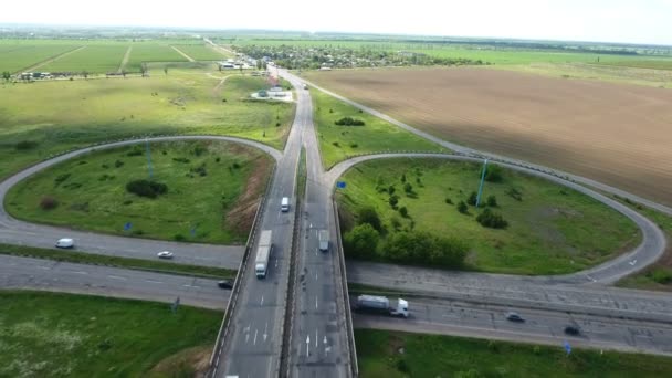Fotografia aérea de um cruzamento rural na Europa Oriental num dia ensolarado — Vídeo de Stock