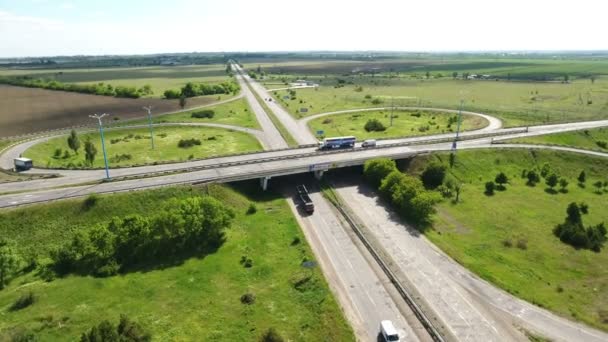 Foto aérea de una gran intersección en Europa del Este en un día soleado en verano — Vídeos de Stock