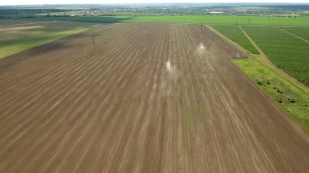 Antenn skott av en brun och grön jordbruksområdet i Europa i slutet av våren — Stockvideo