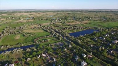 Küçük göller, yazlık evler ve yaz aylarında Ukrayna reedbeds hava atış