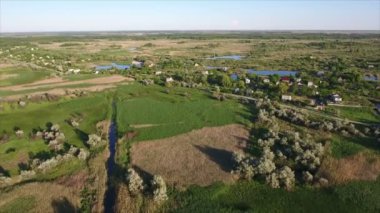 Küçük göller, yazlık evler ve yaz aylarında Ukrayna reedbeds hava atış