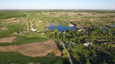 Yazlık evler, splendidl Gölü ve yaz aylarında Ukrayna reedbeds hava atış