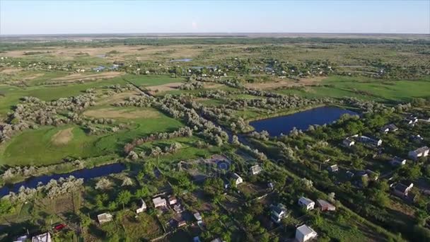 Tiro aéreo de pequenos lagos, casas de verão e reedbeds na Ucrânia no verão — Vídeo de Stock