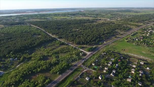 Plano aéreo de casas de campo de verano, camino de campo, un pequeño lago cerca en Ucrania — Vídeo de stock