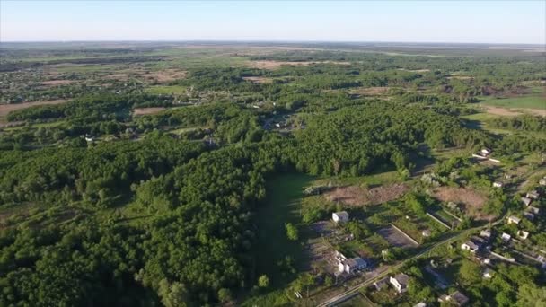 Letecký snímek z jezírek, malé chaty a rákosiny na Ukrajině v létě — Stock video