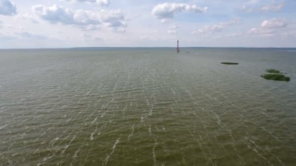 Tiro aéreo de um farol perto da ilha de Dzharylhach em um dia ensolarado no verão — Vídeo de Stock