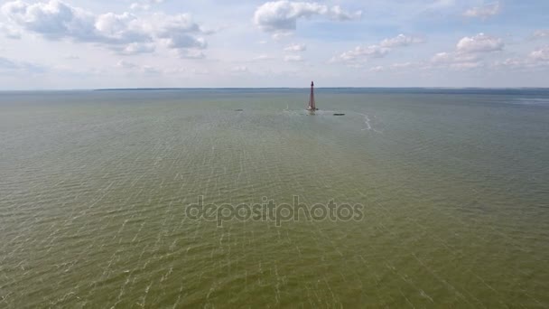 ウクライナの Dzharylhach 島から遠くない孤独な灯台の空中ショット — ストック動画