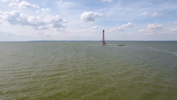 Luftaufnahme eines hohen Leuchtturms unweit der Insel Dscharylhach in der Ukraine — Stockvideo