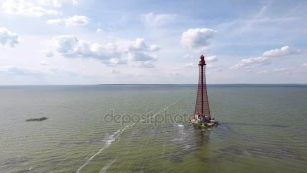 Luftaufnahme eines modernen Leuchtturms aus Metall unweit der Insel Dscharylhach — Stockvideo