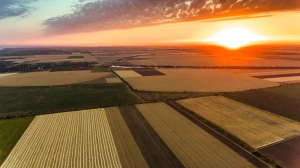 Luchtfoto van een landbouwgebied bij een prachtige zonsondergang in Oost-Europa Rechtenvrije Stockafbeeldingen