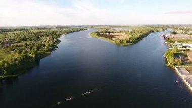 Pitoresk Dnipro Nehri'nin girişleri, güneşli bir günde güzel bir adacık havadan kadeh