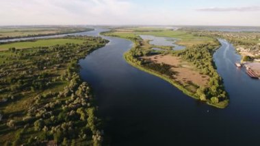 Curvy Dnipro Nehri'nin girişleri ve güneşli bir günde güzel bir adacık havadan çekim