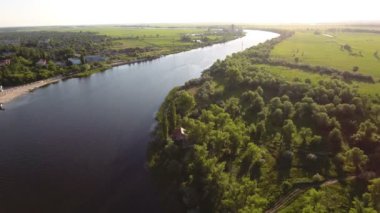 Hava asphalted bir iskele ile Dnipro nehir atış ve gün batımında greenary