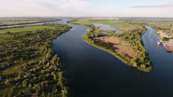 Luchtfoto van de bochtige Dnipro rivier instroom en een mooi eilandje in een zonnige dag — Stockvideo