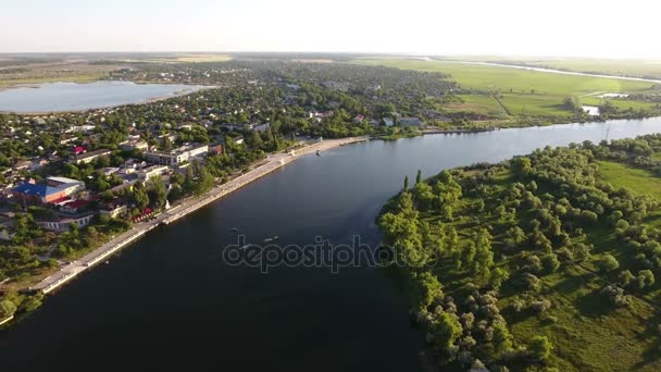 Letecký snímek březích řeky Dněpr, pěkné jezero a greenary při západu slunce — Stock video