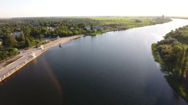 Hava asphalted bir yol ile Dnipro quay atış ve gün batımında greenary