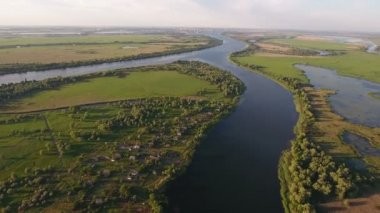 Dnipro Nehri ve onun güzel nehir yaz aylarında hava atış