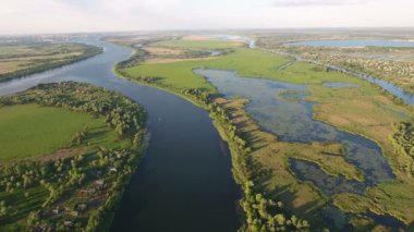 Dnipro Nehri'nin ve pitoresk girişleri ve göller yaz aylarında hava atış