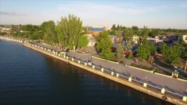 Dnipro Nehri'nin ve greenary ile kaplı onun modern quay hava atış