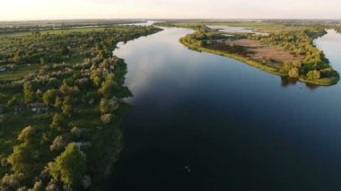 Yaz aylarında güneşli bir dau curvy onun girişleri ve Dnipro Nehri'nin hava atış