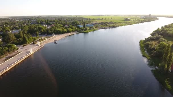 Foto aérea del muelle de Dnipro con una carretera asfaltada y verde al atardecer — Vídeo de stock