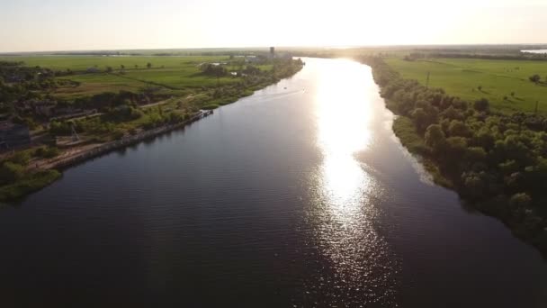 Повітряний постріл річки Дніпро і його мальовничих берегів річок на заході сонця — стокове відео
