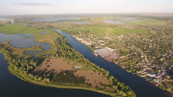 Vista aérea de las orillas del río Dnipro con árboles, caminos, casas y vegetación — Vídeos de Stock