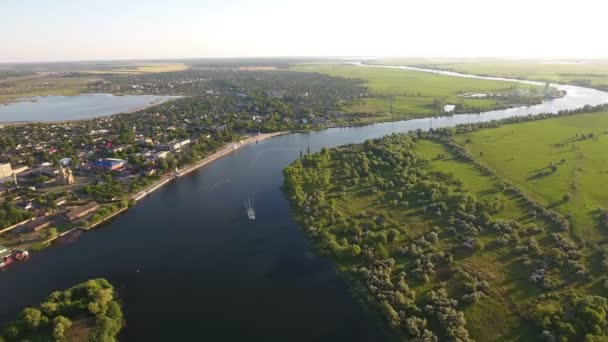 Vue aérienne des rives du fleuve Dnipro avec routes, maisons et verdure en été 