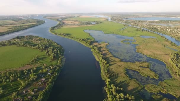 Foto aérea del río Dnipro y sus pintorescas entradas y lagos en verano — Vídeos de Stock