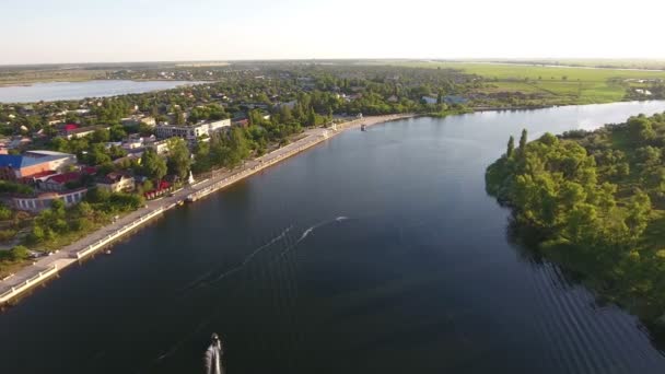 Luftaufnahme des Flusses Dnipro und seiner mit Häusern und Bäumen bedeckten Ufer — Stockvideo
