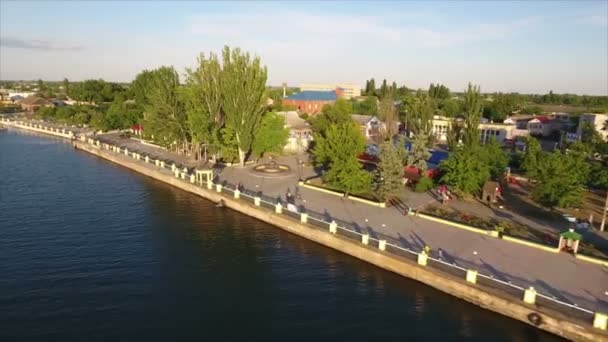 Vue aérienne de la rivière Dnipro et de son quai moderne recouvert de verdure — Video