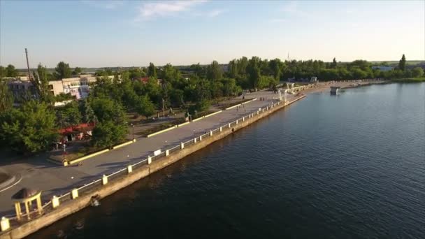 Φάρος του ποταμού Dnipro και την σύγχρονη ανάχωμα που καλύπτονται με πυκνώδη βλάστηση — Αρχείο Βίντεο