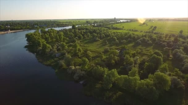 Foto aérea de un giro curvo del río Dnipro con árboles altos en sus orillas — Vídeo de stock