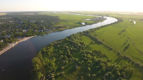 Vue aérienne de la courbe de la rivière Dnipro le long de ses rives par une journée ensoleillée  