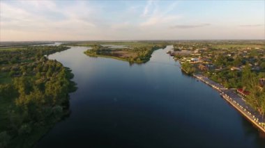 Dnipro Nehri ve onun pitoresk girişleri yaz aylarında hava atış