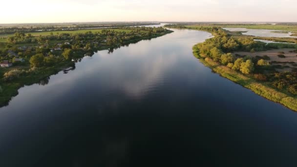 Luchtfoto van de Dnipro-rivier en de schilderachtige oevers in Oekraïne in de zomer — Stockvideo