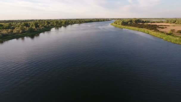 Luchtfoto van de Dnipro-rivier en haar pittoreske rivieroevers in de zomer — Stockvideo