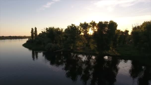 수수께끼의 강둑 및 일몰에 마천루 Dnipro의 조류의 눈 총 — 비디오