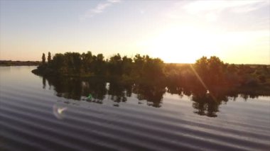 Kuşbakışı göz atış Dnipro pitoresk nehir ve günbatımı, gökyüzü