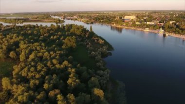 Hava asphalted bir yol ile Dnipro Nehri'nin set of atış ve greenary