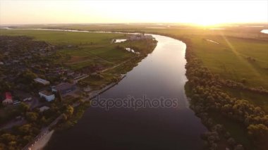 Dnipro, pitoresk bankalar, evler ve ağaçlar yaz aylarında hava atış