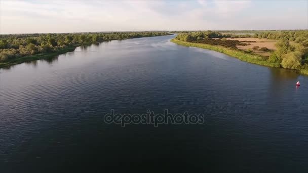 Φάρος του ποταμού Dnipro και τα καταγάλανα νερά σε μια ηλιόλουστη ημέρα το καλοκαίρι — Αρχείο Βίντεο