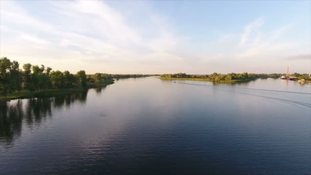 Bird's eye skott av floden Dnipro med pittoreska stadssiluett och rivescape — Stockvideo