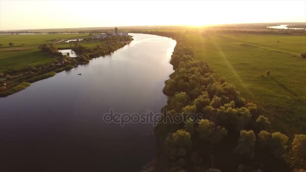 Повітряний постріл річки Дніпро і його чудові берегів річок на заході сонця — стокове відео