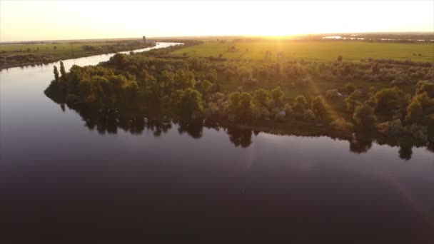 Foto aérea del río Dnipro y sus verdes riberas en verano — Vídeo de stock
