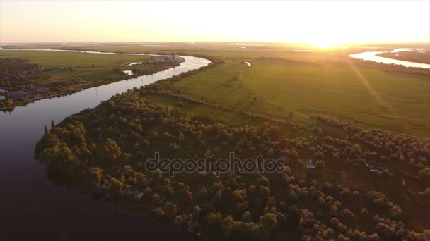 Foto aérea de un giro curvo del río Dnipro con árboles altos en sus orillas — Vídeos de Stock