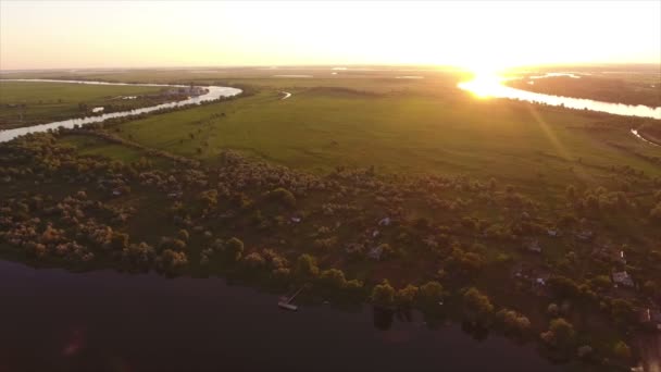 Zdjęcia lotnicze z rzeki Dnipro, jego greenary i napływem o zachodzie słońca latem — Wideo stockowe